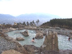 ほったらかし温泉 広い岩風呂 下は勝沼の街並みと 桃、ブドー畑